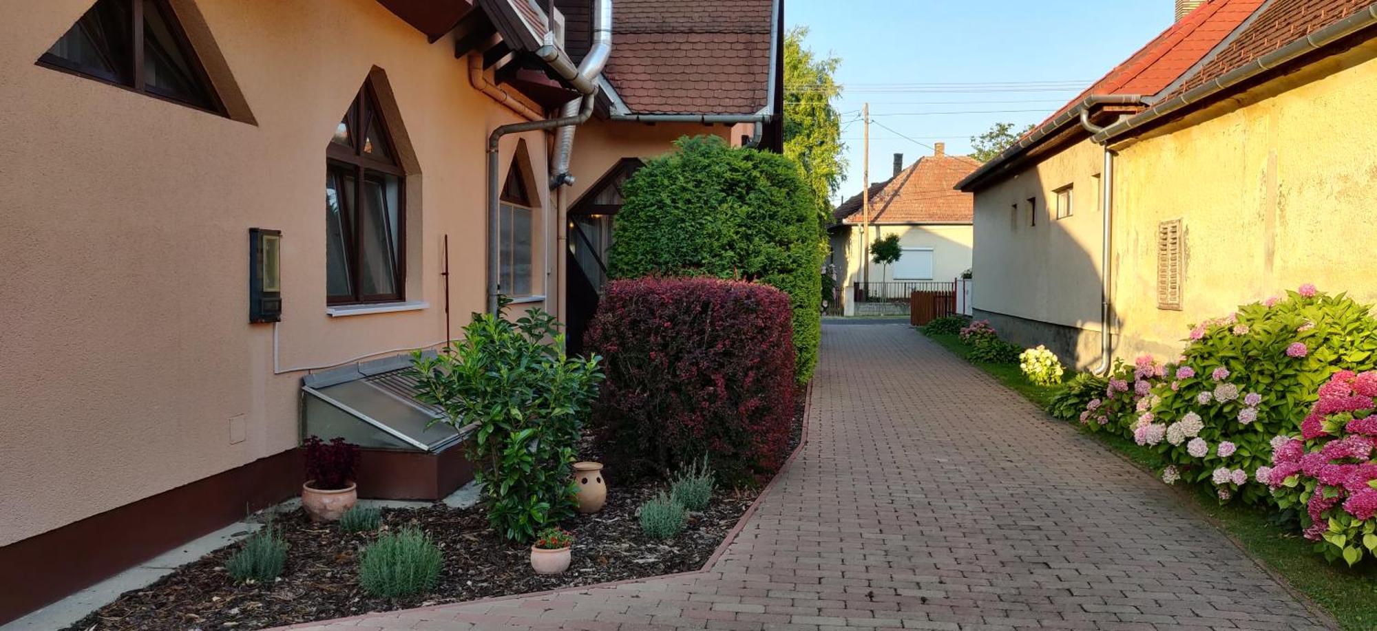 Korona Étterem Panzió Balatonberény Exterior foto