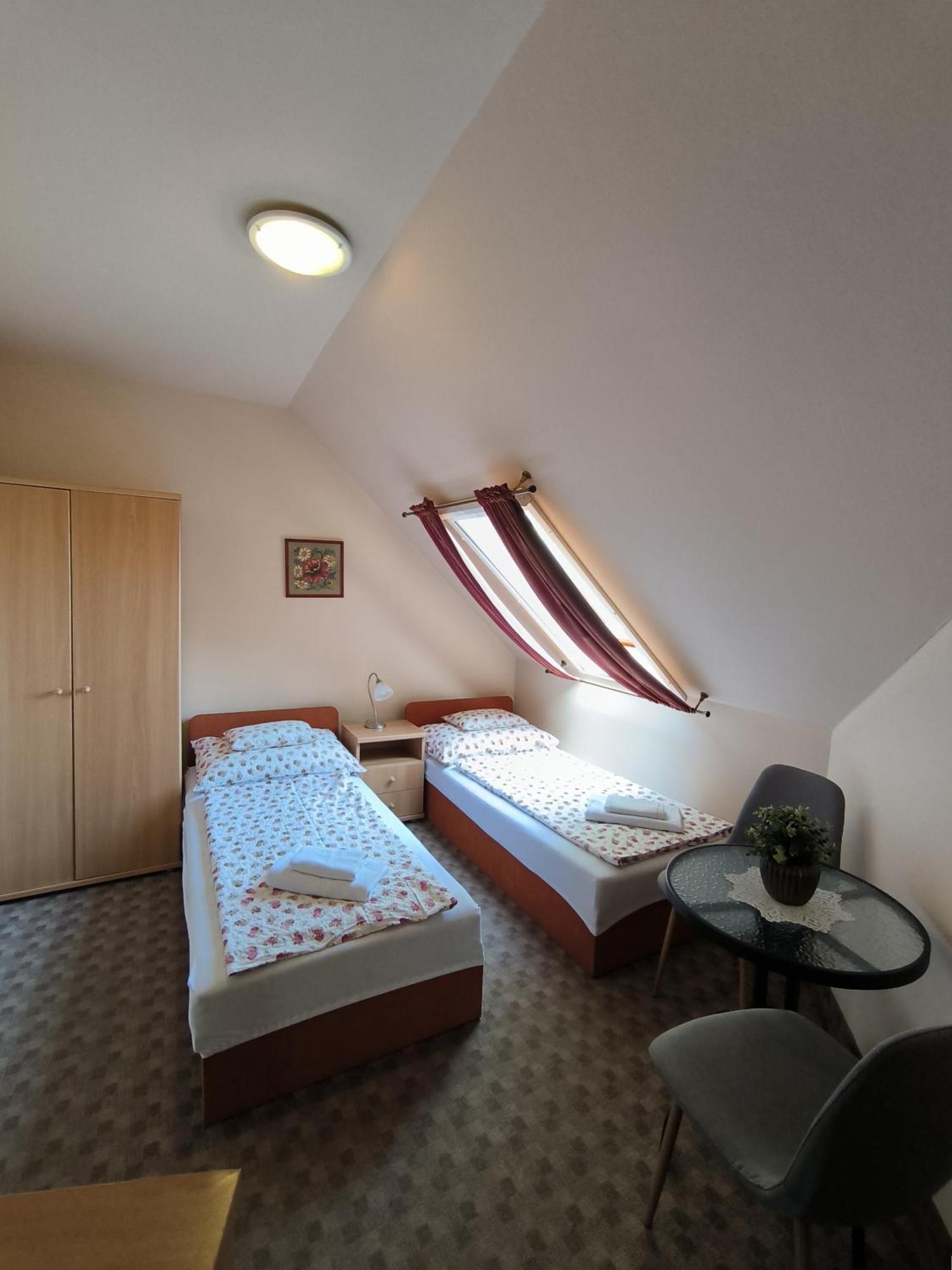 Korona Étterem Panzió Balatonberény Exterior foto
